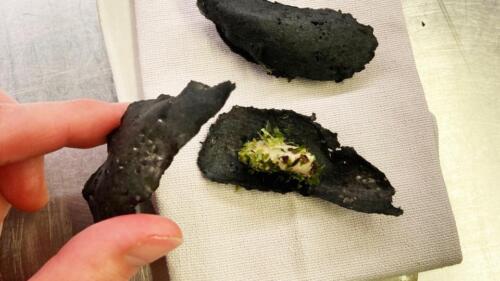 Sinimerikarbid - mustaks värvitud kartulipüree kuivatud, sees on lõvilaka seen, marineeritud ürtidega.